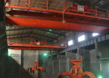 Chiny Automatic 24-hours Running Electric Overhead Crane With Grab Bucket For Lifting Waste To Boiler dostawca